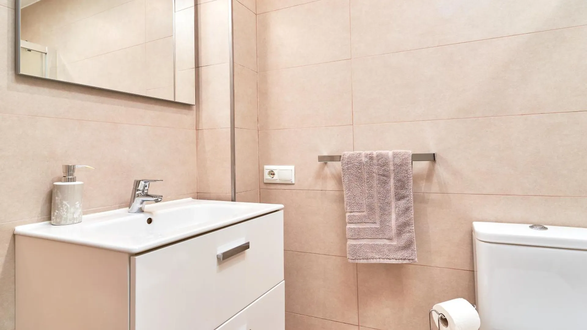 Luxury 1St Floor Apartment In Nerja Spain